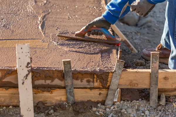 부드럽게 젖은 시멘트 흙 손 도구와 건설 노동자 — 스톡 사진