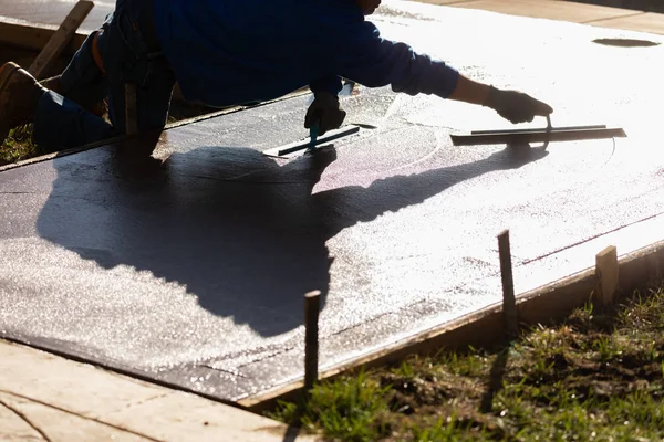 Byggnadsarbetare Smoothing våt Cement med murslev verktyg — Stockfoto