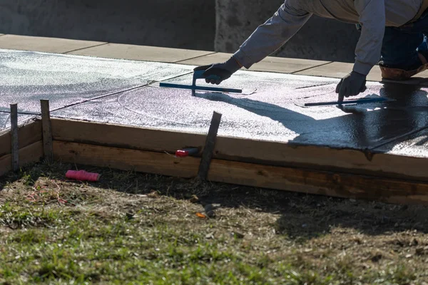 İnşaat işçisi mala araçları ile ıslak çimento düzgünleştirme — Stok fotoğraf
