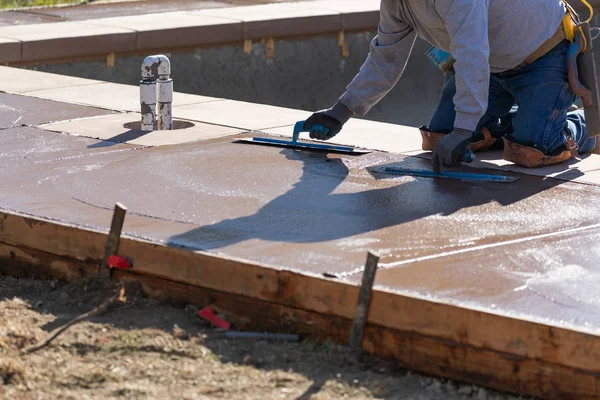 Cimento molhado da suavização do trabalhador da construção com ferramentas da espátula — Fotografia de Stock