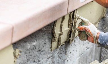 Fayans Işçisi havuz Inşaat Sit Trowel ile çimento uygulama