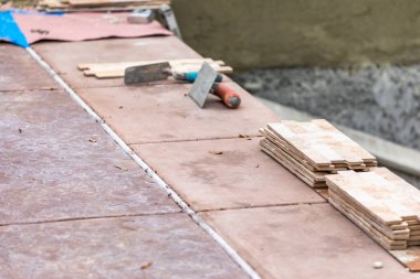 Trowels ve yeni kiremit havuz Inşaat sitesi