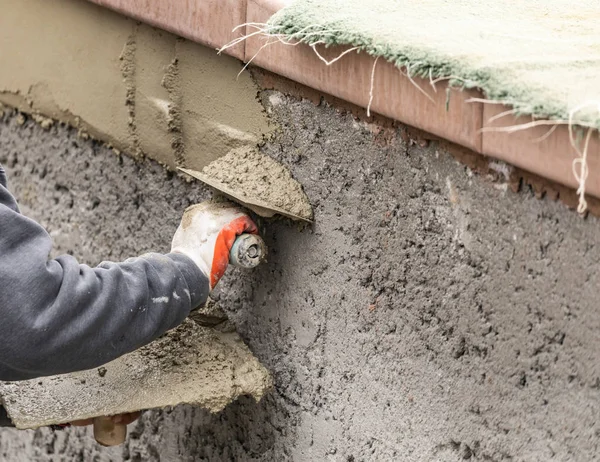 Vedle sebe pracovní použití cementu s lopatkou na fond výstavby Sit — Stock fotografie