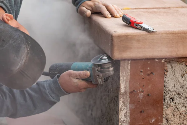 İnşaat şirketinde inşaat Işçisi değirmeni kullanma — Stok fotoğraf