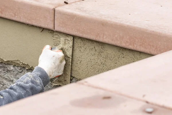 Azulejo trabajador aplicación de cemento con paleta en la construcción de la piscina Sit —  Fotos de Stock