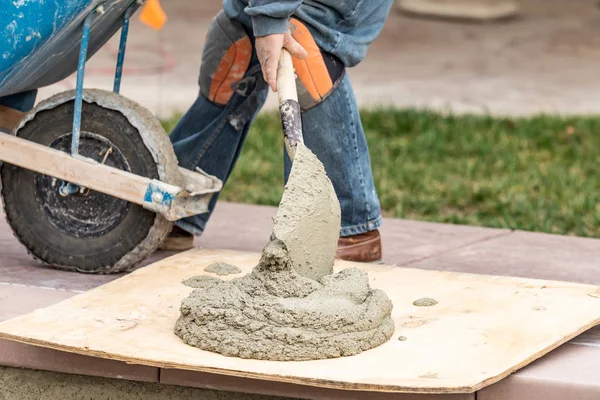 Construction Worker Placing Wet Cement On Board At Pool Construc — Stock Photo, Image