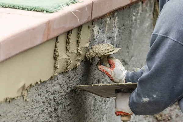 Kakel arbetstagare tillämpa Cement med murslev i Pool konstruktion Sit — Stockfoto