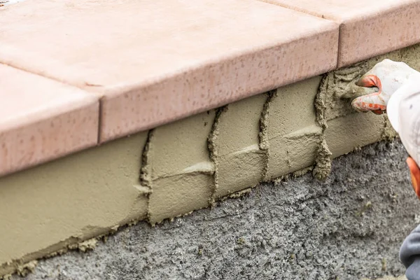 Azulejo trabajador aplicación de cemento con paleta en la construcción de la piscina Sit —  Fotos de Stock