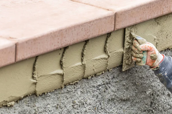 Azulejo trabajador aplicación de cemento con paleta en la construcción de la piscina Sit —  Fotos de Stock