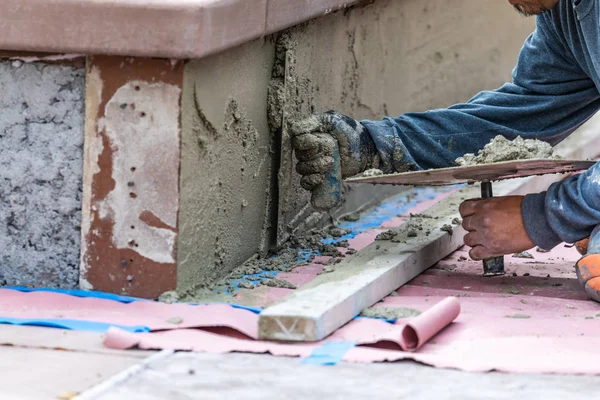 瓷砖工人在泳池施工中应用水泥 — 图库照片