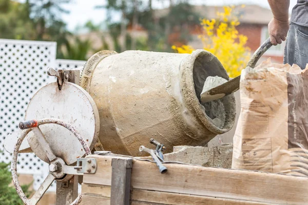 Construciton Worker Mixing Cement At Construction Site — Stock Photo, Image