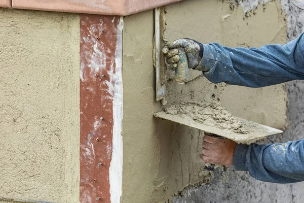 Tile Worker Applicazione di cemento con cazzuola a Pool Construction Sit — Foto Stock