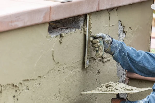 Kakel arbetstagare tillämpa Cement med murslev i Pool konstruktion Sit — Stockfoto