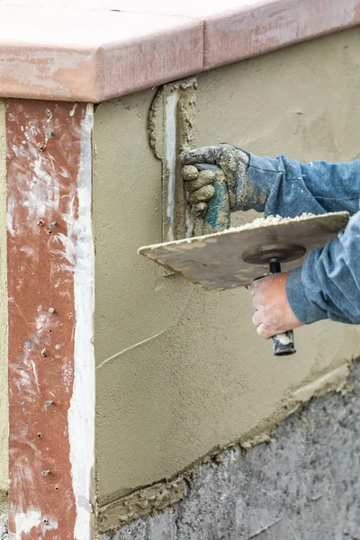 Vedle sebe pracovní použití cementu s lopatkou na fond výstavby Sit — Stock fotografie