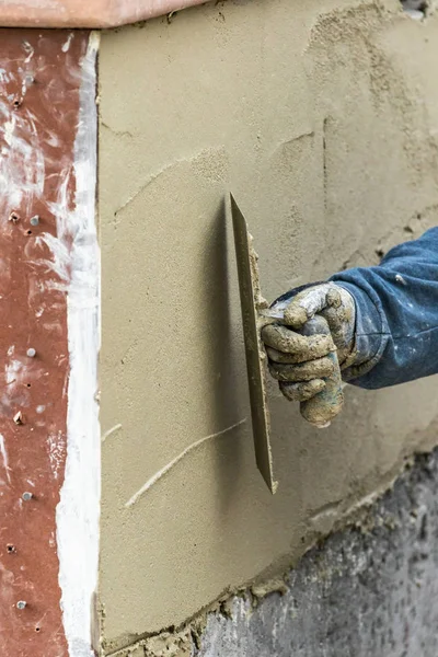 瓷砖工人在泳池施工中应用水泥 — 图库照片