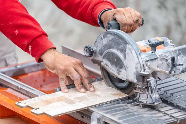 Worker Using Wet Tile Saw to Cut Wall Tile At Construction Site — Stock Photo, Image
