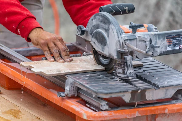 Worker Using Wet Tile Saw to Cut Wall Tile At Construction Site — Stock Photo, Image