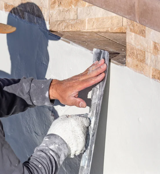 Intonaco bagnato levigante della piscina del lavoratore con cazzuola — Foto Stock