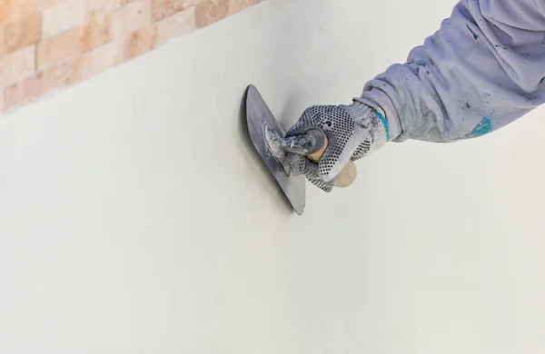 Worker utjämning våt pool med murslev — Stockfoto