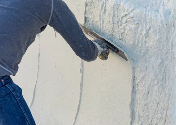 Gesso molhado da piscina da suavização do trabalhador com espátula — Fotografia de Stock