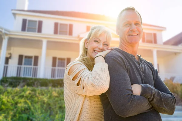 Attraktiva medelålders par framför sitt hus — Stockfoto