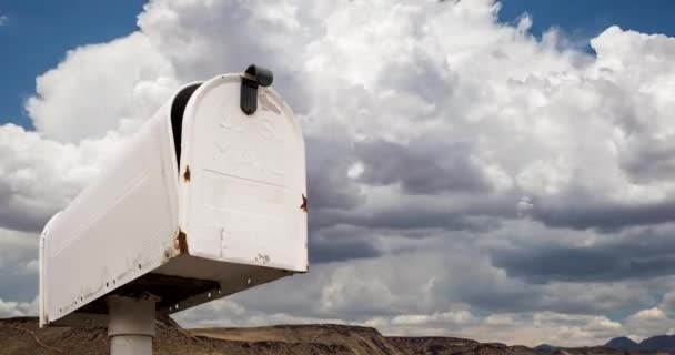 メールボックスの背後にある不吉な雲のタイムラプス — ストック動画