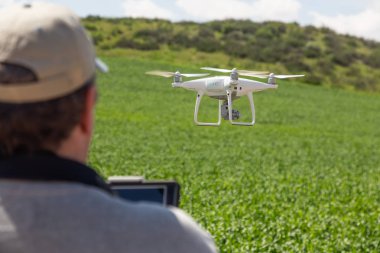 Uav Drone Pilot Uçan ve Ülke Tarım Arazi Üzerinde Veri Toplama