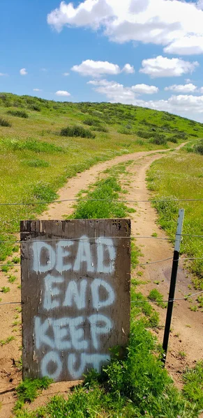 Martwy koniec trzymać się znak na drut ogrodzenie na Dirt Road — Zdjęcie stockowe