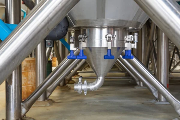 倉庫内の大型ビール醸造所発酵タンク — ストック写真