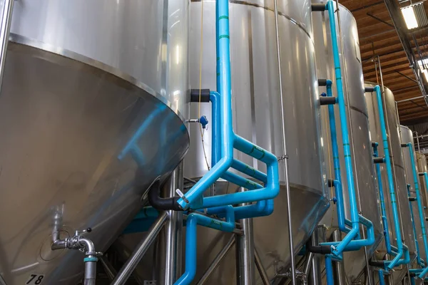 Velké pivovarnické nádrže pro kvašení ve skladu — Stock fotografie