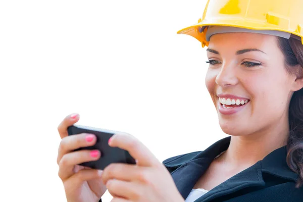Женщина-подрядчик в жесткой шляпе с помощью смартфона, изолированного на белом — стоковое фото