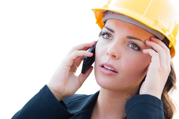 Обеспокоенная женщина-подрядчик в жесткой шляпе с помощью сотового телефона, изолированного на белом — стоковое фото