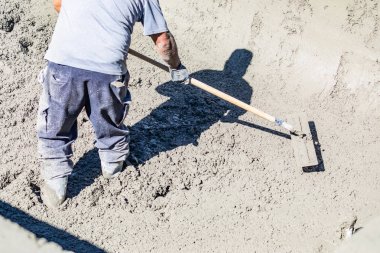 Havuz İnşaat İşçisi IsıT Beton Üzerinde Bir Bullfloat ile Çalışma