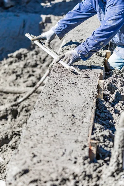 Havuz İnşaat İşçisi Isıt Beton Üzerinde Yumuşak Çubuk ile Çalışma — Stok fotoğraf