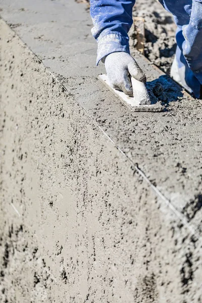 Havuz İnşaat İşçisi Isıt Beton Üzerinde Ahşap Şamandıra ile Çalışma — Stok fotoğraf