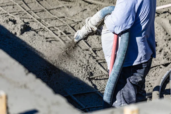Басейн будівельний працівник зйомки бетону, торкрет або Gunite через шланг — стокове фото