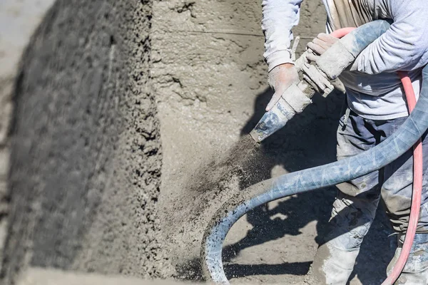 Travailleur de la construction de la piscine Tir béton, béton projeté ou Gunite — Photo