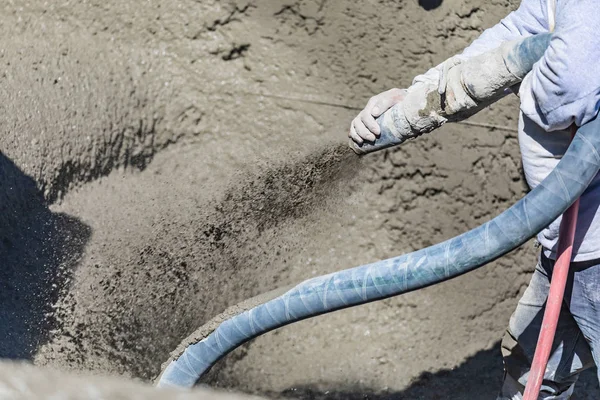 Zwembad bouwvakker schieten beton, Shotcrete of Gunite door middel van slang — Stockfoto