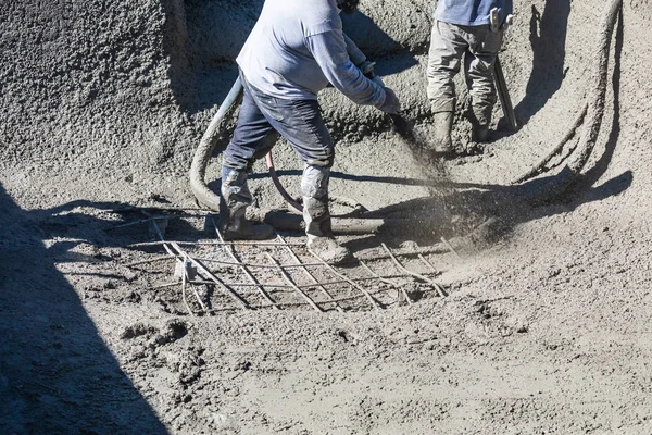 Pool Construction Worker Shooting Concrete, Shotcrete or Gunite Through Hose — Stock Photo, Image