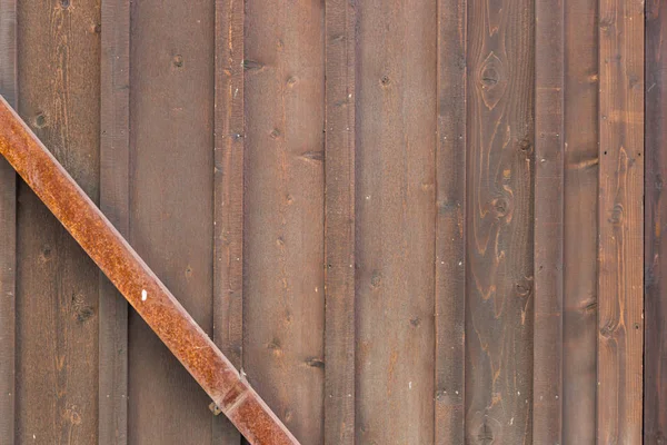 Holzwand mit rostigem Metallbalken Hintergrund — Stockfoto