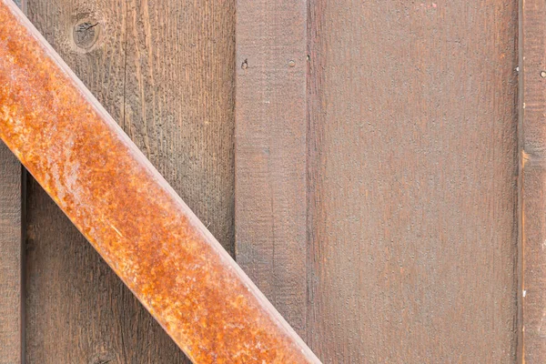 Parede de madeira com fundo de feixe de metal enferrujado — Fotografia de Stock