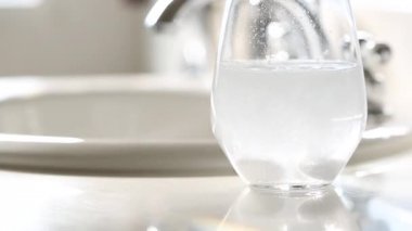 Camda Efervesan Tablet Çözücü 4k Döngü Sinemagrafı.