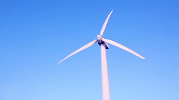 逆向蓝天的风力涡轮机循环电影 — 图库视频影像