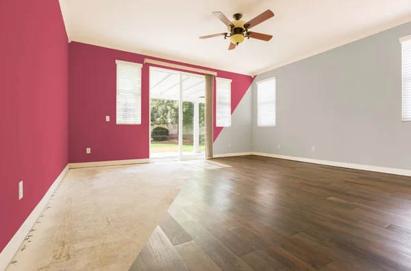 Habitación vacía con sección transversal que muestra antes y después con nuevo piso de madera y pintura — Foto de Stock