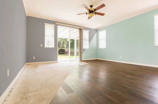 Habitación vacía con sección transversal que muestra antes y después con nuevo piso de madera y pintura — Foto de Stock