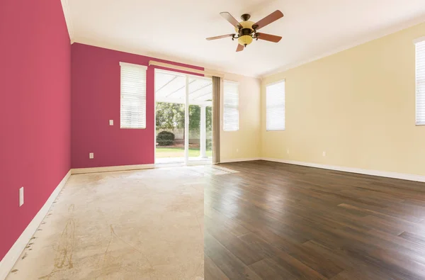 Habitación vacía con sección transversal que muestra antes y después con nuevo piso de madera y pintura — Foto de Stock