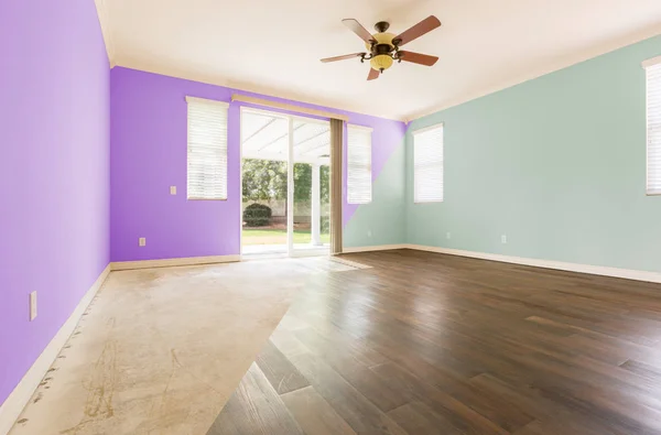 Habitación vacía con sección transversal que muestra antes y después con nuevo piso de madera y pintura — Foto de Stock