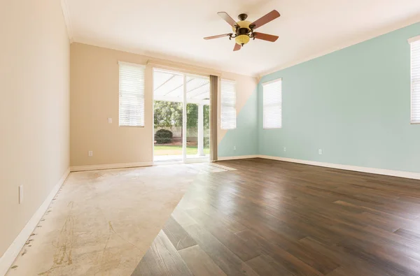 Порожня кімната з поперечному перерізом до і після з новою дерев'яною підлогою і фарбою — стокове фото