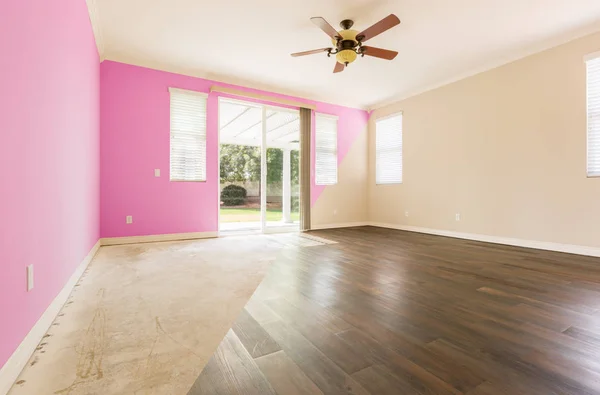 Leerer Raum mit Querschnitt, der Vorher und Nachher mit neuem Holzboden und Farbe zeigt — Stockfoto