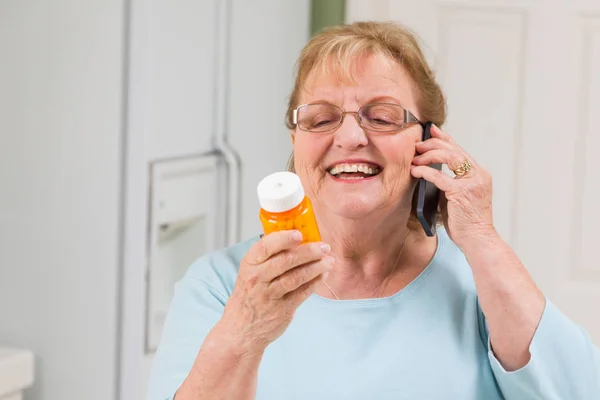 処方のボトルを保持している携帯電話で年配の大人女性 — ストック写真